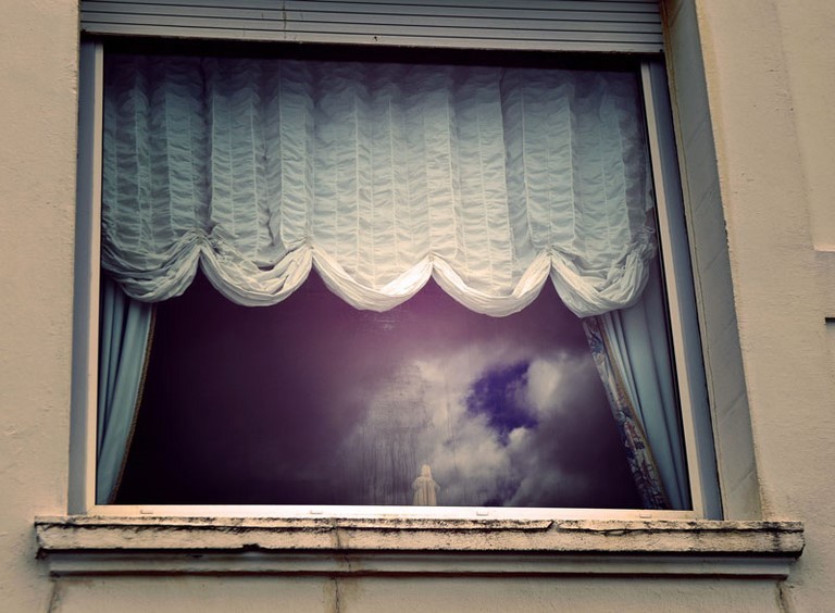 Photographie d'art de Zedblek artiste. Titre: « Aura » reflet du ciel sur la vitred’une fenêtre reflection of the sky on a window statue de Sainte Marie statue of Saint Mary  Beaux-arts fine art. Photo photographie couleur color photograph. Œuvre d’art Art contemporain. Art galerie de Zedblek artiste. Art gallery by Zedblek artist : photographe peintre painter photograph