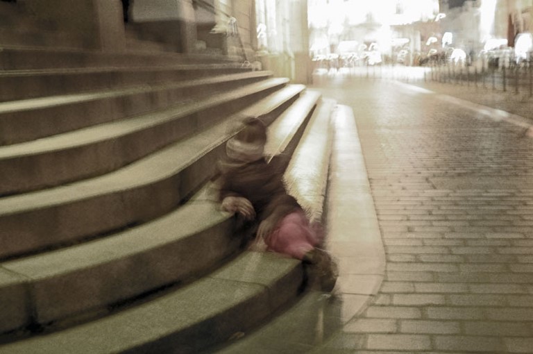 Photographie d'art de Zedblek artiste. Titre: « La pose » Portrait flou d’un enfant sur un escalier dans la rue. Blurred portrait of a child on a staircase in the street. Beaux-arts fine art. Photo photographie couleur color photograph. Œuvre d’art Art contemporain. Art galerie de Zedblek artiste. Art gallery by Zedblek artist : photographe peintre painter photograph