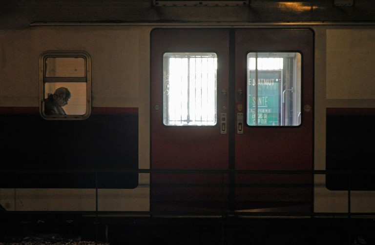 Photographie d'art de Zedblek artiste. Titre: « Le passager » « the passager » Portrait d’un homme à la fenêtre d’un métro. Portrait of a man at a subway window. Beaux-arts fine art. Photo photographie couleur color photograph. Œuvre d’art Art contemporain. Art galerie de Zedblek artiste. Art gallery by Zedblek artist : photographe peintre painter photograph