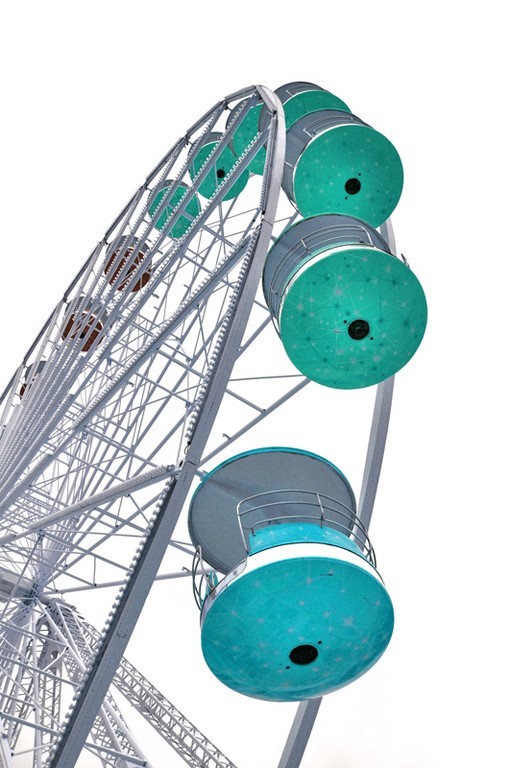 Photographie d'art de Zedblek artiste. Titre: « Le vertige en vert » Title : « Vertigo in green ».grande roue manège. Ferris wheel merry-go-round. Beaux-arts fine art. Photo photographie couleur color photograph. Œuvre d’art Art contemporain. Art galerie de Zedblek artiste. Art gallery by Zedblek artist : photographe peintre painter photograph