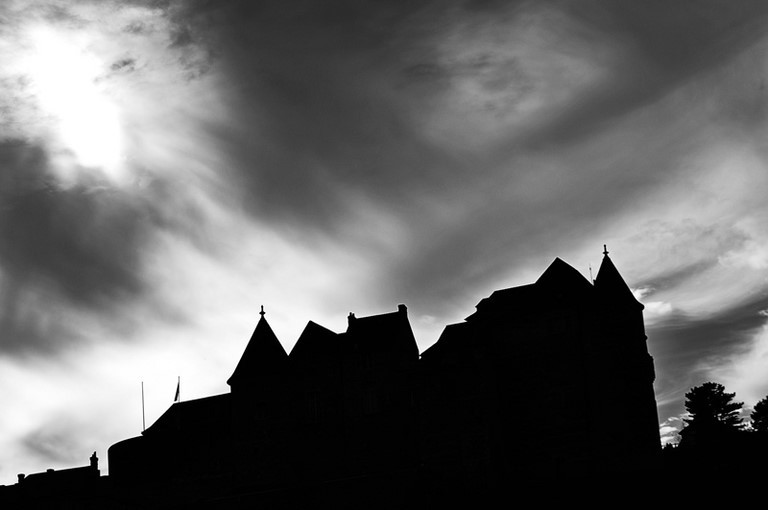 Photographie d'art de Zedblek artiste. Titre: « Ligne brisée» paysage en contre-jour d’un château. Backlit landscape of a castle. Beaux-arts fine art. Photo photographie noire et blanc black and white photograph. Œuvre d’art Art contemporain. Art galerie de Zedblek artiste. Art gallery by Zedblek artist : photographe peintre painter photograph