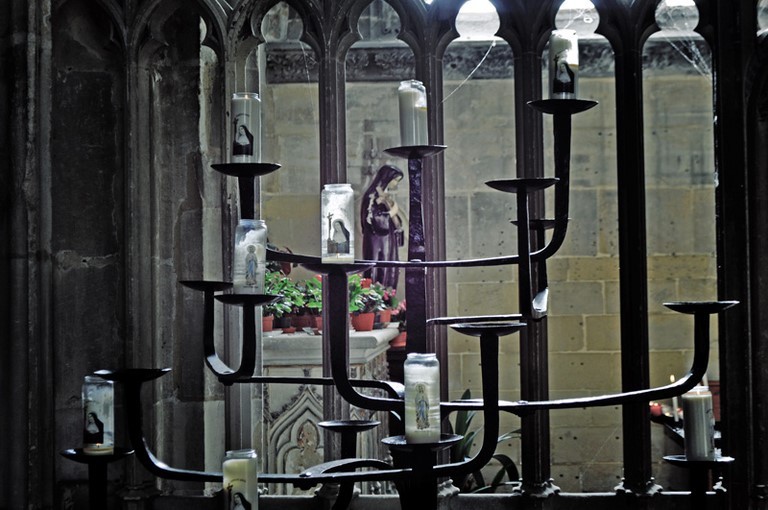 Photographie d'art de Zedblek artiste. Titre: « Marie représentée » statue de Sainte Marie statue of Saint Mary bougeoir candlestick église church  Beaux-arts fine art. Photo photographie couleur color photograph. Œuvre d’art Art contemporain. Art galerie de Zedblek artiste. Art gallery by Zedblek artist : photographe peintre painter photograph