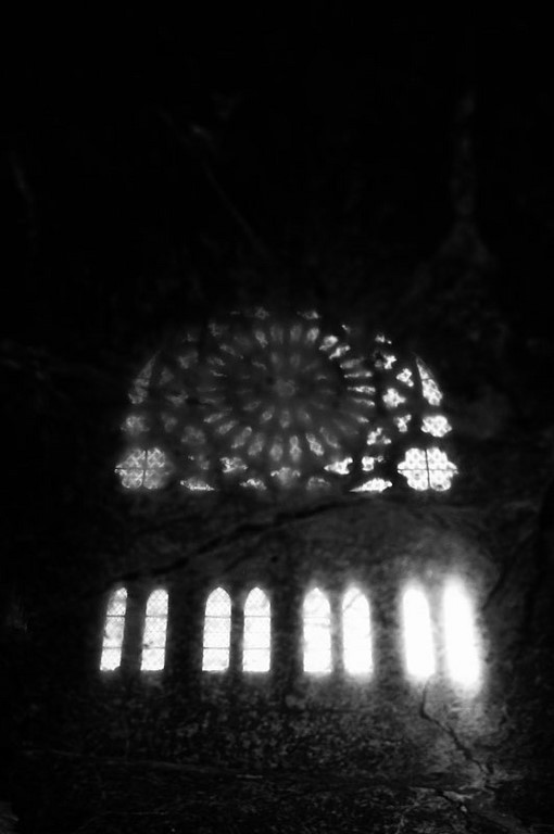 Photographie d'art de Zedblek artiste. Titre: « Mise en lumière » Eglise vitraux Church stained glass Beaux-arts fine art. photographie noire et blanc black and white photography. Soulages Art contemporain. Art galerie de Zedblek artiste. Art gallery by Zedblek artist photographe peintre painter photograph