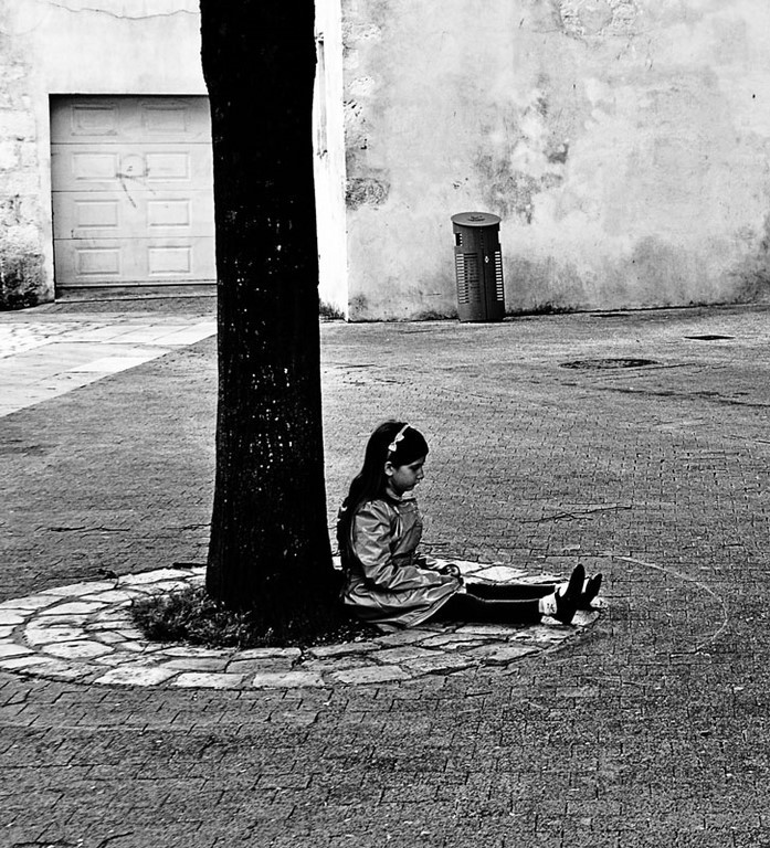 Photographie d'art de Zedblek artiste. Titre: « My daughter » Ma fille assise contre un arbre. My daughter sitting against a tree. Beaux-arts fine art. Photo photographie noire et blanc black and white photograph. Œuvre d’art Art contemporain. Art galerie de Zedblek artiste. Art gallery by Zedblek artist : photographe peintre painter photograph