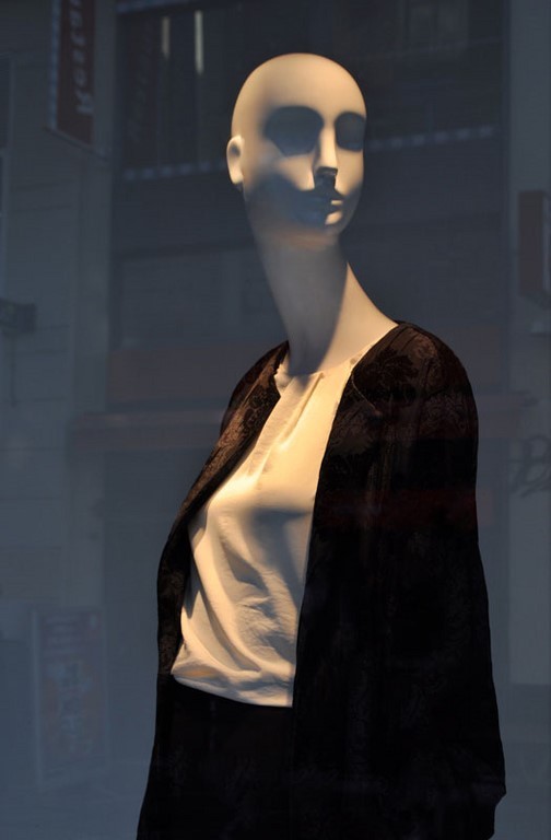 Photographie d'art de Zedblek artiste. Titre: « Je m’ennuie » mannequin vitrine nuit portrait street showcase Beaux-arts fine art. photographie couleur color photograph. Œuvre d’art Art contemporain. Art galerie de Zedblek artiste. Art gallery by Zedblek artist photographe peintre painter photograph