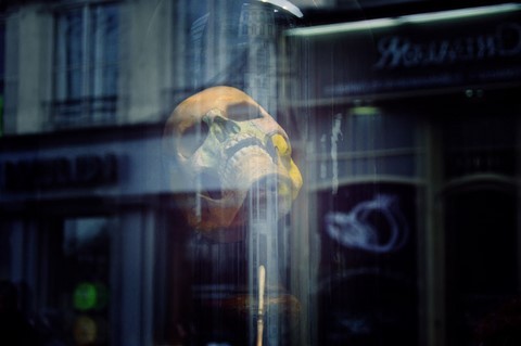 Photographie d'art de Zedblek artiste. Titre: « Alive » vitrine nuit vanité Vanity tête mort skull street showcase Beaux-arts fine art. photographie couleur color photograph. Œuvre d’art Art contemporain. Art galerie de Zedblek artiste. Art gallery by Zedblek artist photographe peintre painter photograph