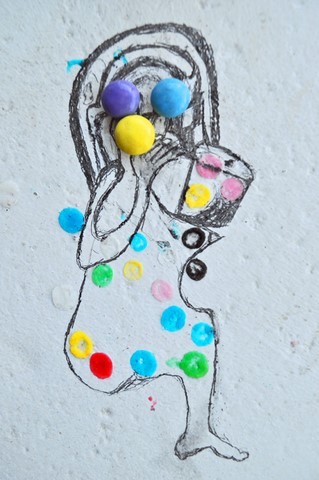 Photographie d'art de Zedblek artiste. Titre: « La mégère apprivoisée » dessin d’une femme avec bonbons. Art brut. drawing of a woman with candy. Beaux-arts fine art. Photo photographie couleur color photograph. Œuvre d’art Art contemporain. Art galerie de Zedblek artiste. Art gallery by Zedblek artist : photographe peintre painter photograph