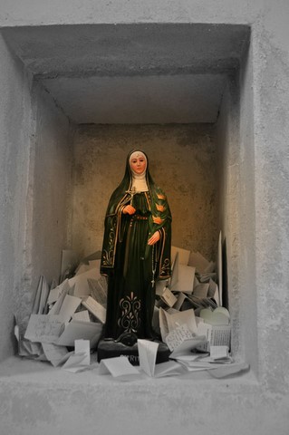 Photographie d'art de Zedblek artiste. Titre: « Les petits papiers de Sainte Rita » statue de sainte Rita souhaits église statue of saint Rita wishes church  Beaux-arts fine art. Photo photographie couleur color photograph. Œuvre d’art Art contemporain. Art galerie de Zedblek artiste. Art gallery by Zedblek artist : photographe peintre painter photograph