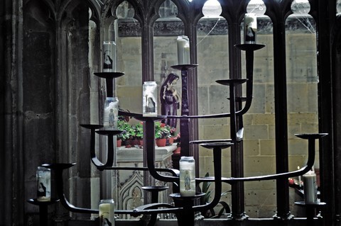 Photographie d'art de Zedblek artiste. Titre: « Marie représentée » statue de Sainte Marie statue of Saint Mary bougeoir candlestick église church  Beaux-arts fine art. Photo photographie couleur color photograph. Œuvre d’art Art contemporain. Art galerie de Zedblek artiste. Art gallery by Zedblek artist : photographe peintre painter photograph