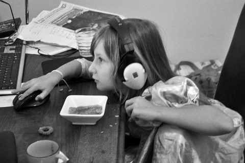 Photographie d'art de Zedblek artiste. Title: « The virtual princess » Jeune fille habillée en princesse regardant un ordinateur. Yound girl dressed as a princess looking at a computer. Beaux-arts fine art. Photo photographie noire et blanc black and white photograph. Œuvre d’art Art contemporain. Art galerie de Zedblek artiste. Art gallery by Zedblek artist : photographe peintre painter photograph