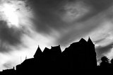 Photographie d'art de Zedblek artiste. Titre: « Ligne brisée» paysage en contre-jour d’un château. Backlit landscape of a castle. Beaux-arts fine art. Photo photographie noire et blanc black and white photograph. Œuvre d’art Art contemporain. Art galerie de Zedblek artiste. Art gallery by Zedblek artist : photographe peintre painter photograph